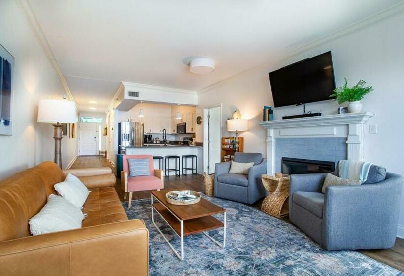 Riverside Condo Downtown River Views Access