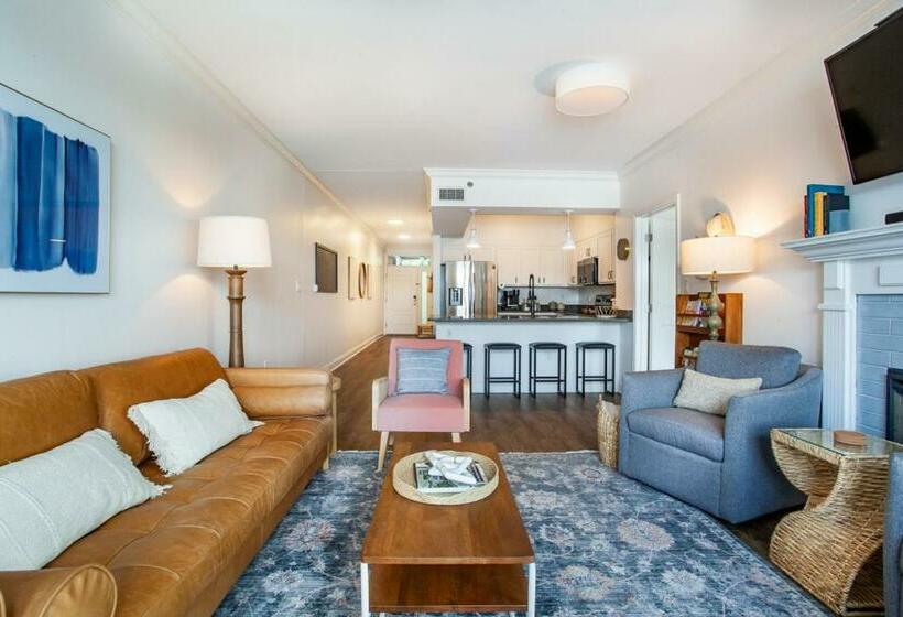 Riverside Condo Downtown River Views Access