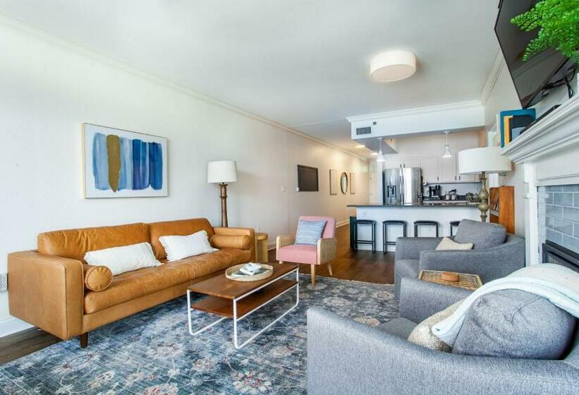 Riverside Condo Downtown River Views Access