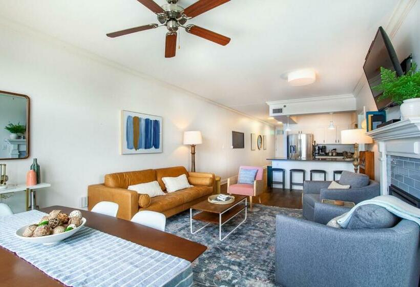 Riverside Condo Downtown River Views Access