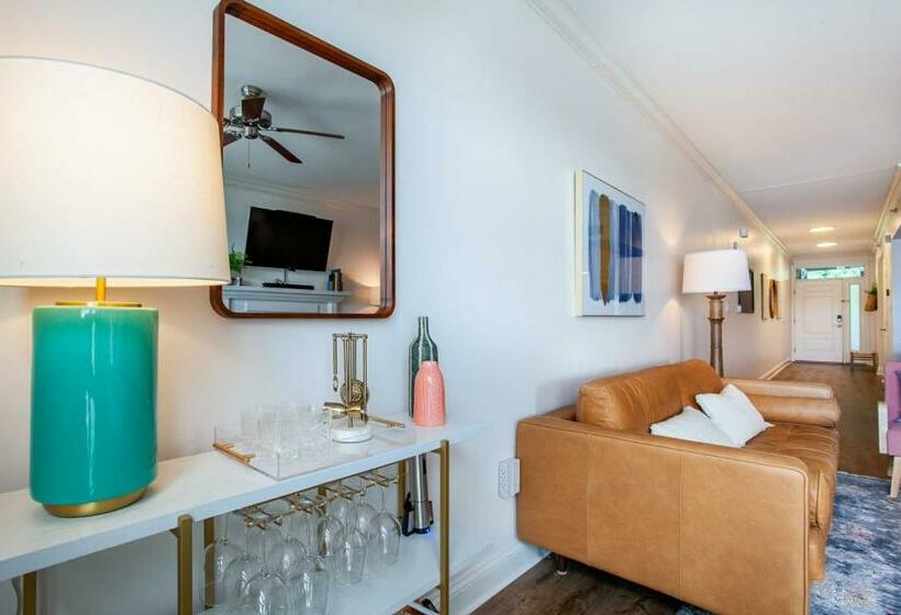 Riverside Condo Downtown River Views Access