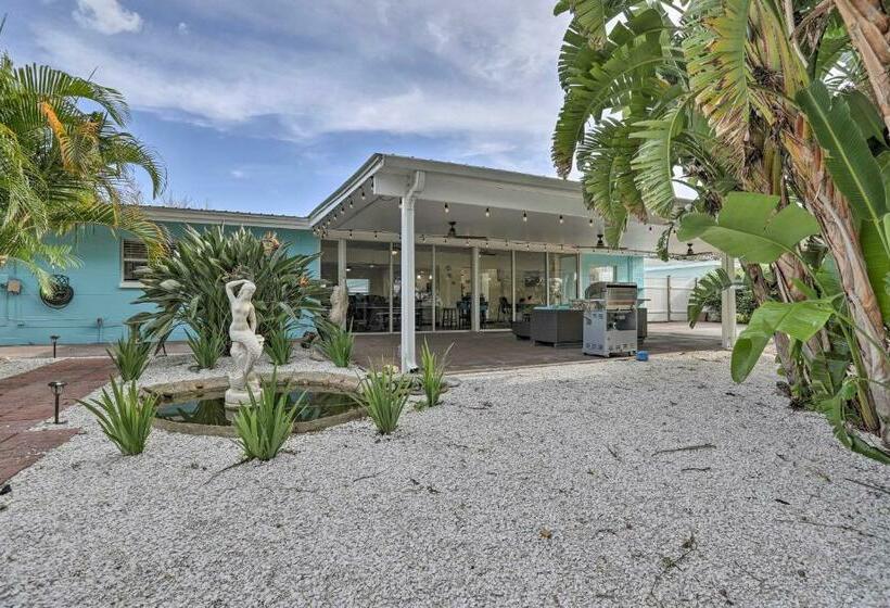 St Pete Retreat With Spacious Patio And Pond View