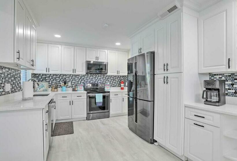 St Pete Retreat With Spacious Patio And Pond View