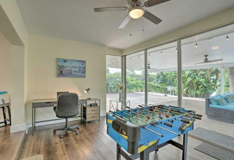 St Pete Retreat With Spacious Patio And Pond View