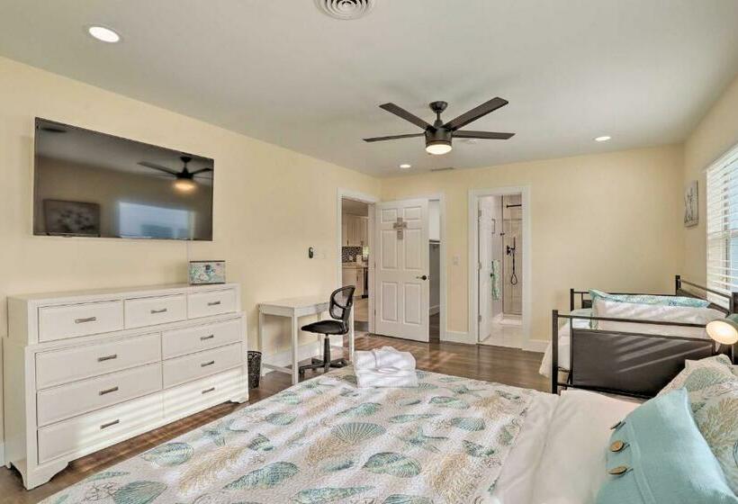 St Pete Retreat With Spacious Patio And Pond View