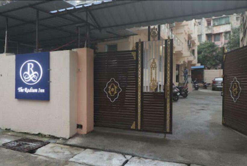 تختخواب و صبحانه The Radium Inn