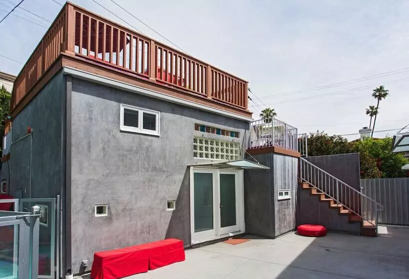 Beverly Hills Modern Guesthouse