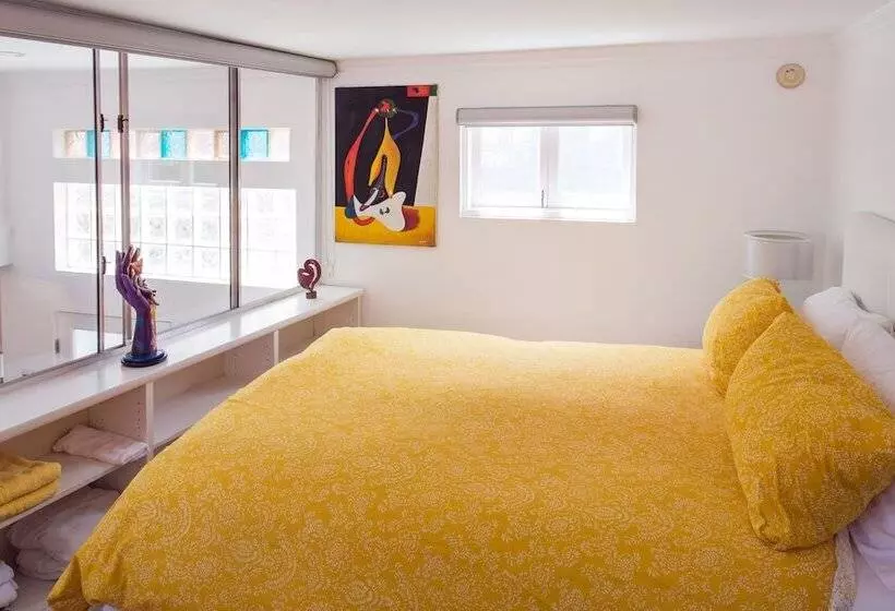 Beverly Hills Modern Guesthouse