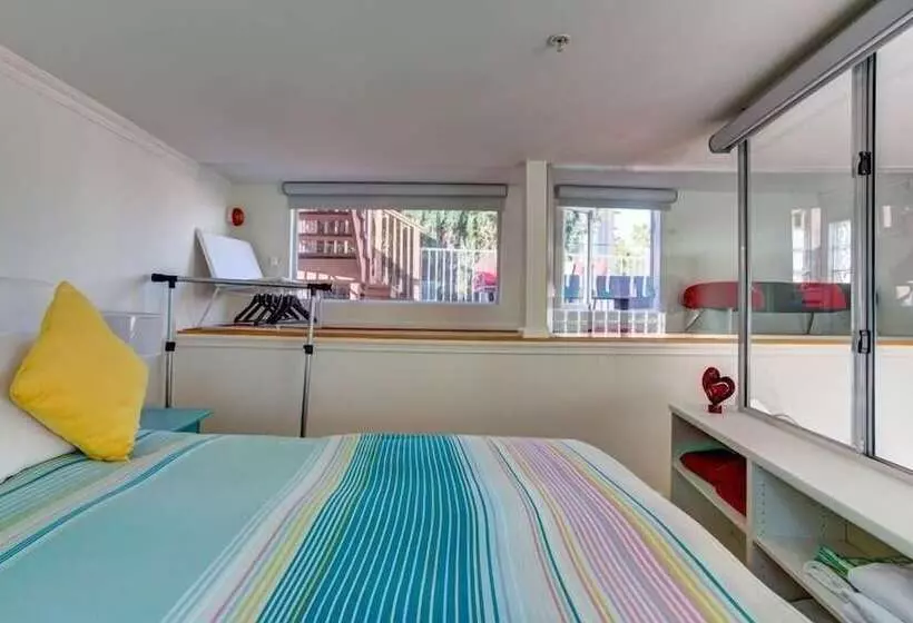 Beverly Hills Modern Guesthouse