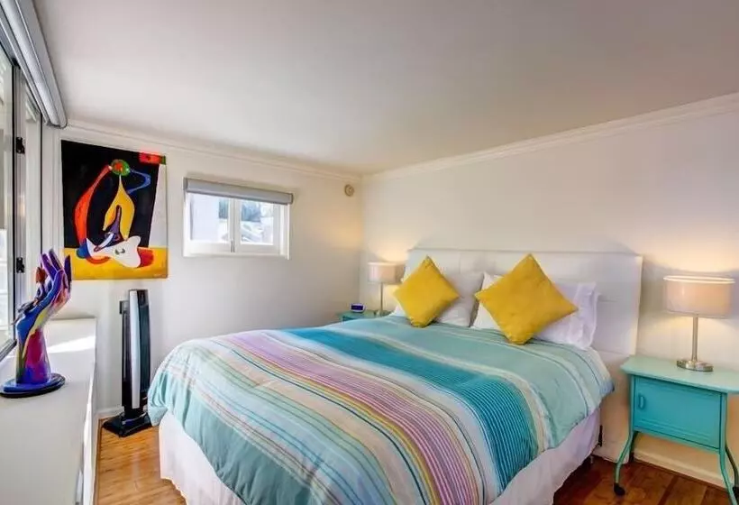 Beverly Hills Modern Guesthouse