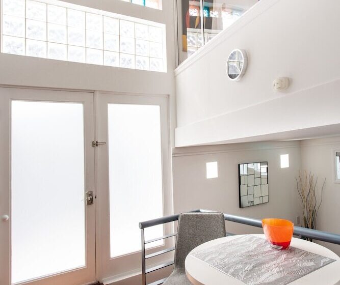 Beverly Hills Modern Guesthouse