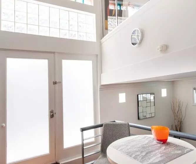 Beverly Hills Modern Guesthouse