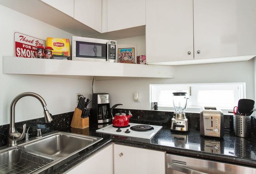 Beverly Hills Modern Guesthouse