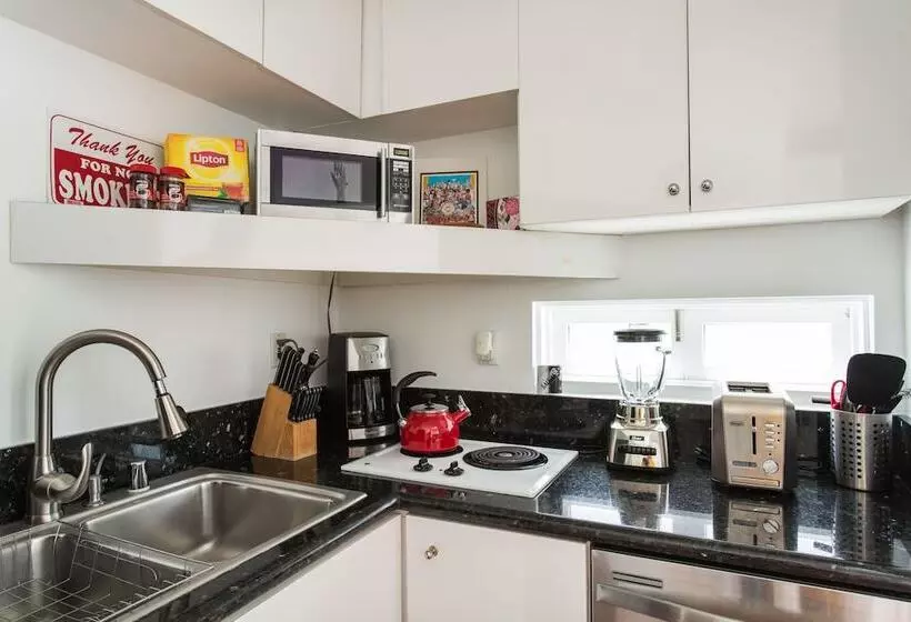 Beverly Hills Modern Guesthouse