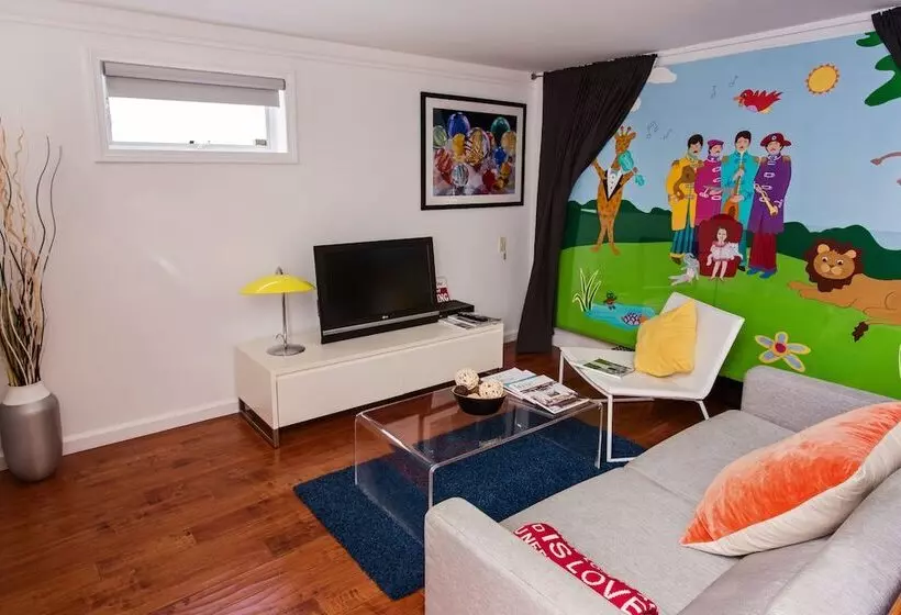 Beverly Hills Modern Guesthouse