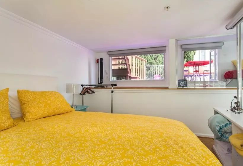 Beverly Hills Modern Guesthouse