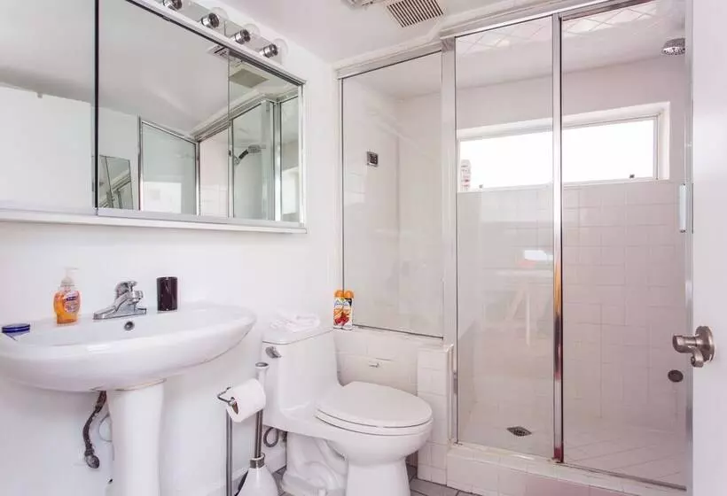 Beverly Hills Modern Guesthouse