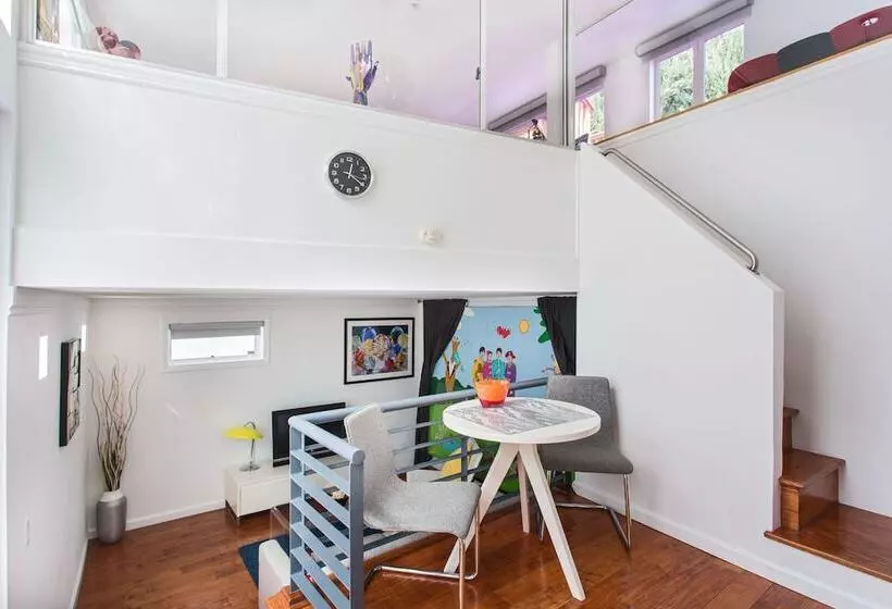 Beverly Hills Modern Guesthouse