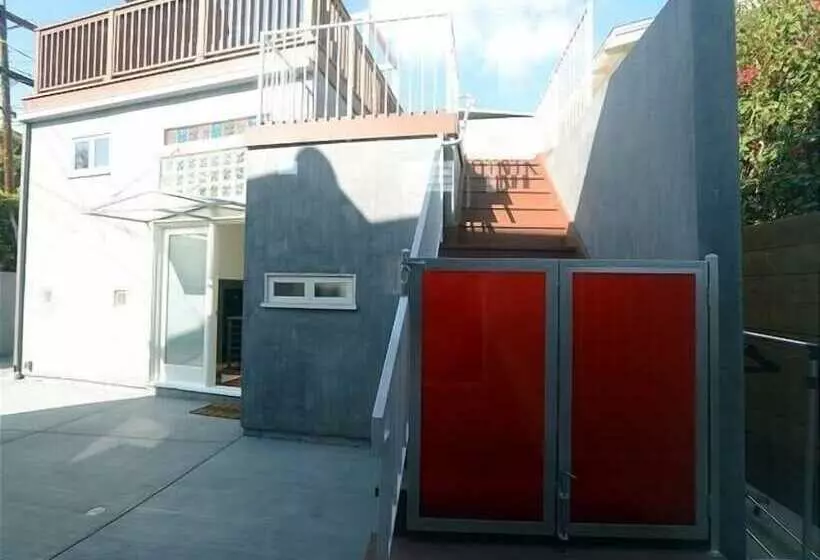 Beverly Hills Modern Guesthouse