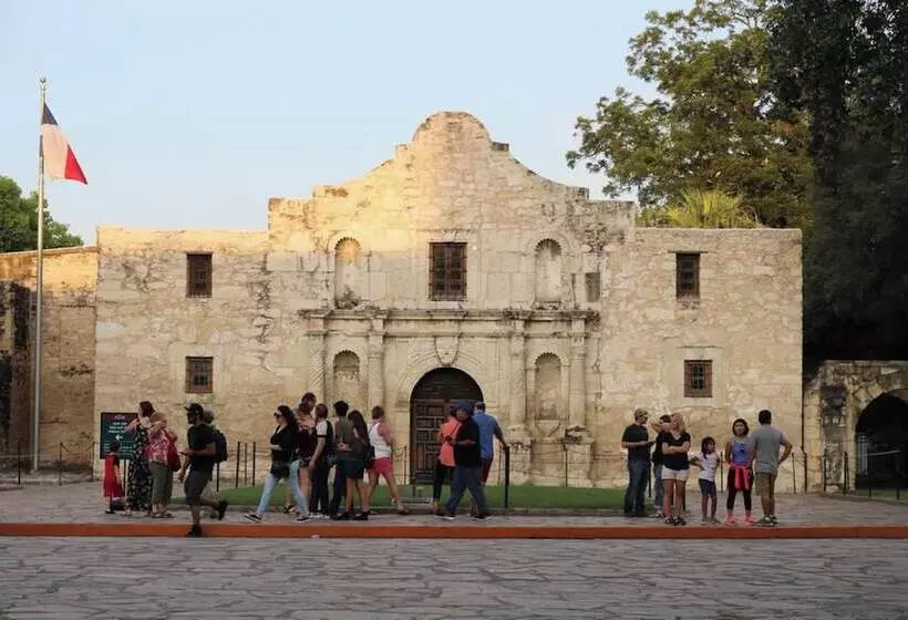 Cozy And Lovely 2br 2ba Apt#a Near Lively Downtown