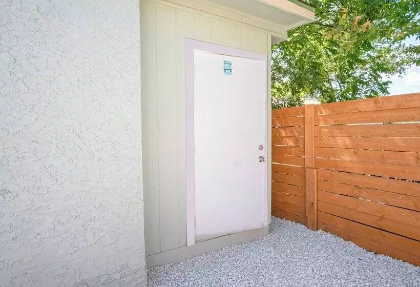 Cozy And Lovely 2br 2ba Apt#a Near Lively Downtown