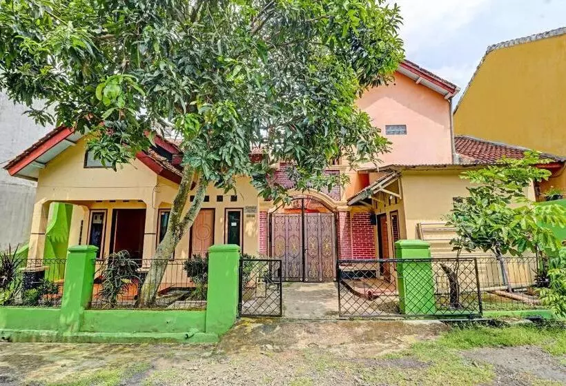 Hotelli Spot On 91478 Wisma Aura Syariah