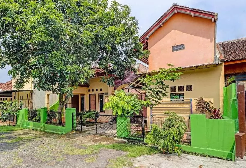 Hotelli Spot On 91478 Wisma Aura Syariah