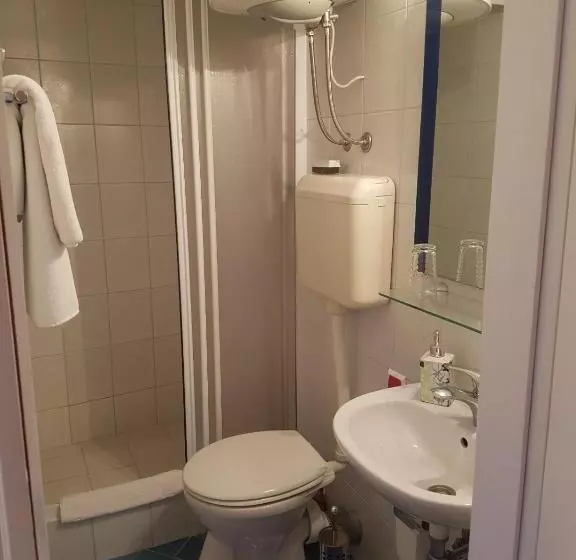 هتل Ada Apartments