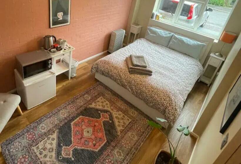 Modern Self Contained Studio With Free Parking