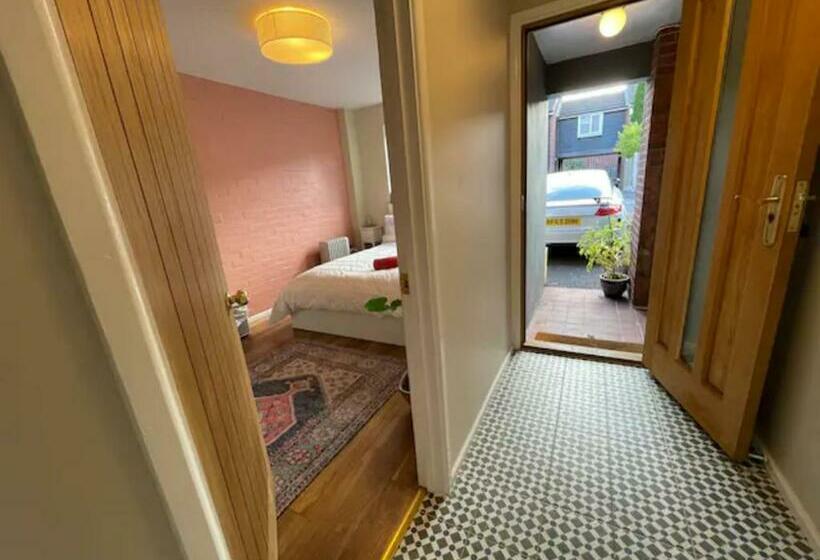 Modern Self Contained Studio With Free Parking