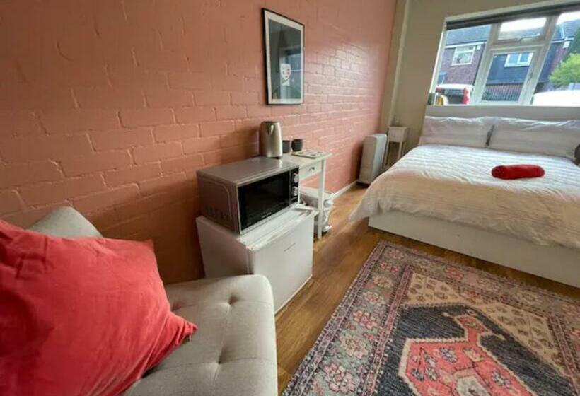 Modern Self Contained Studio With Free Parking