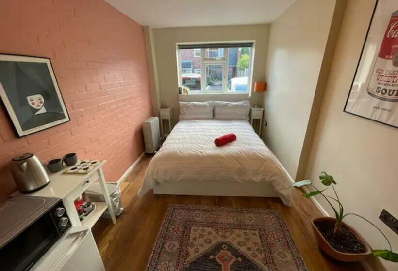 Modern Self Contained Studio With Free Parking