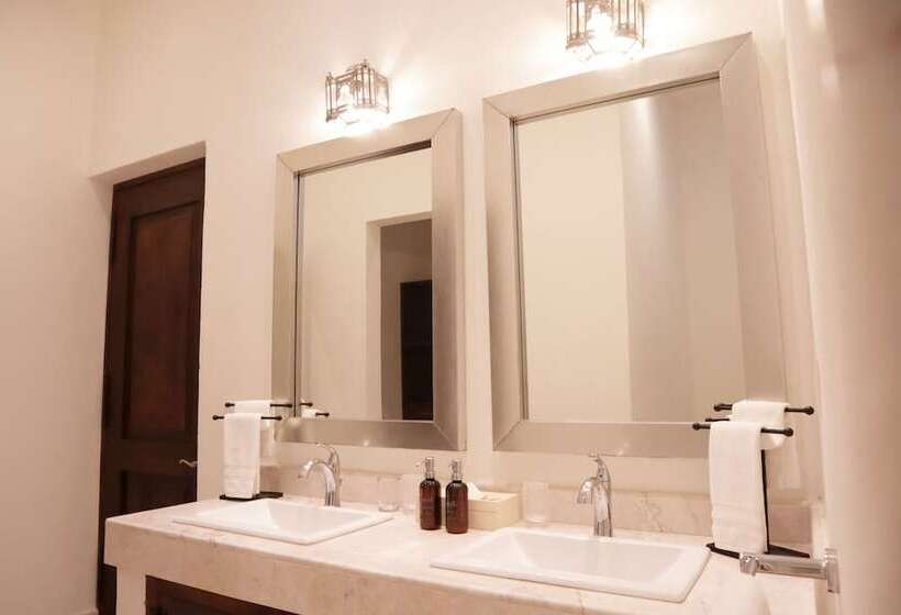 هتل Hacienda Los Arcangeles