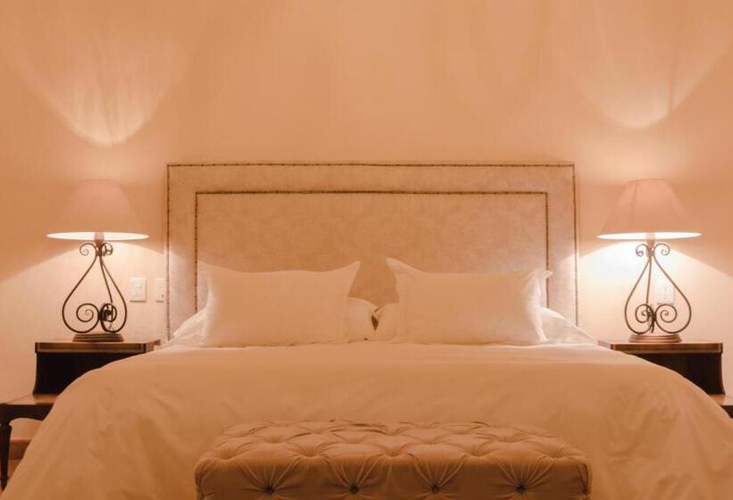 هتل Hacienda Los Arcangeles