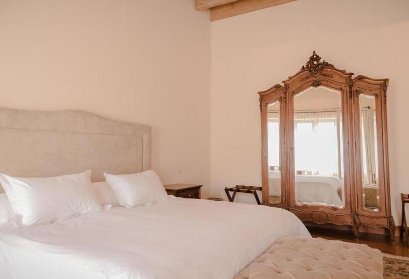 هتل Hacienda Los Arcangeles