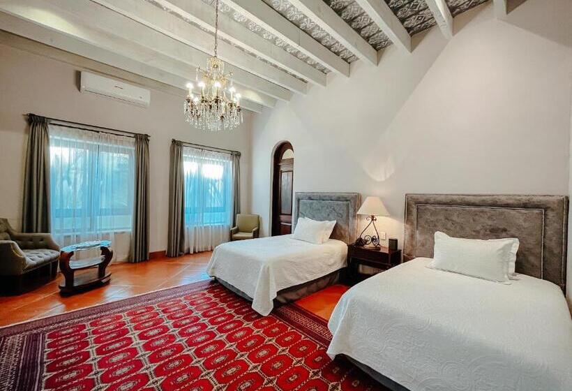 هتل Hacienda Los Arcangeles