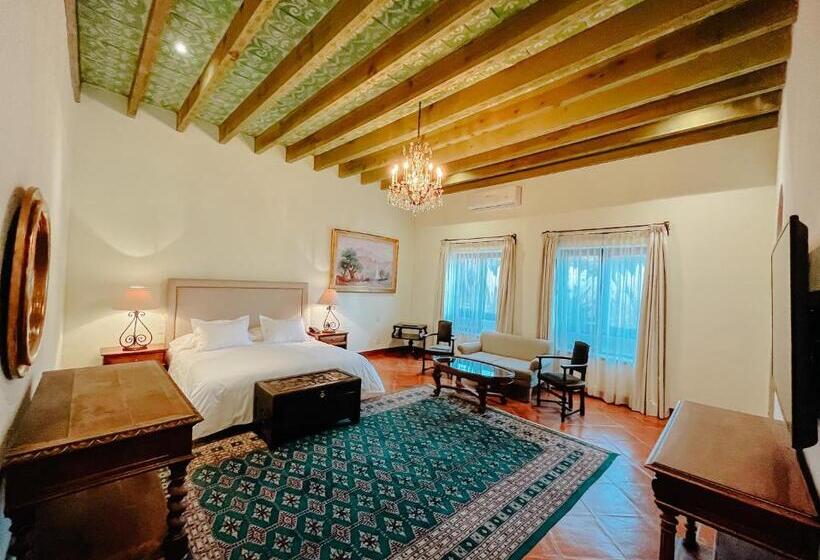 هتل Hacienda Los Arcangeles