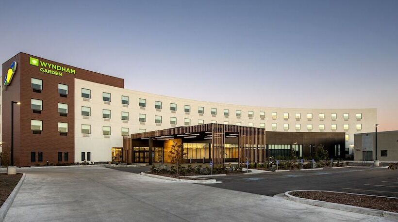 فندق Wyndham Garden Winnipeg Airport