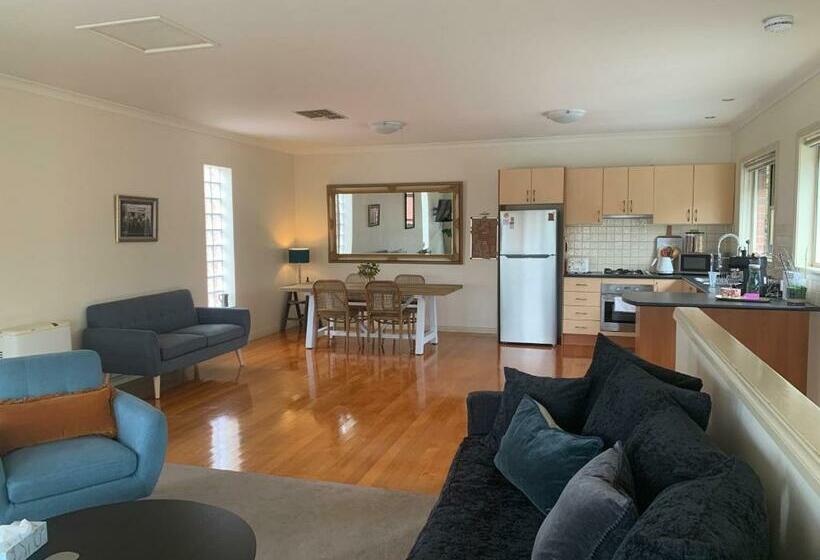 Luxury Inner City Townhouse