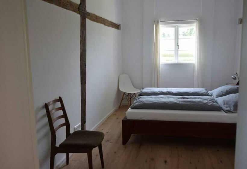 Reetgedeckte Fachwerkhaushälfte An Der Ostsee