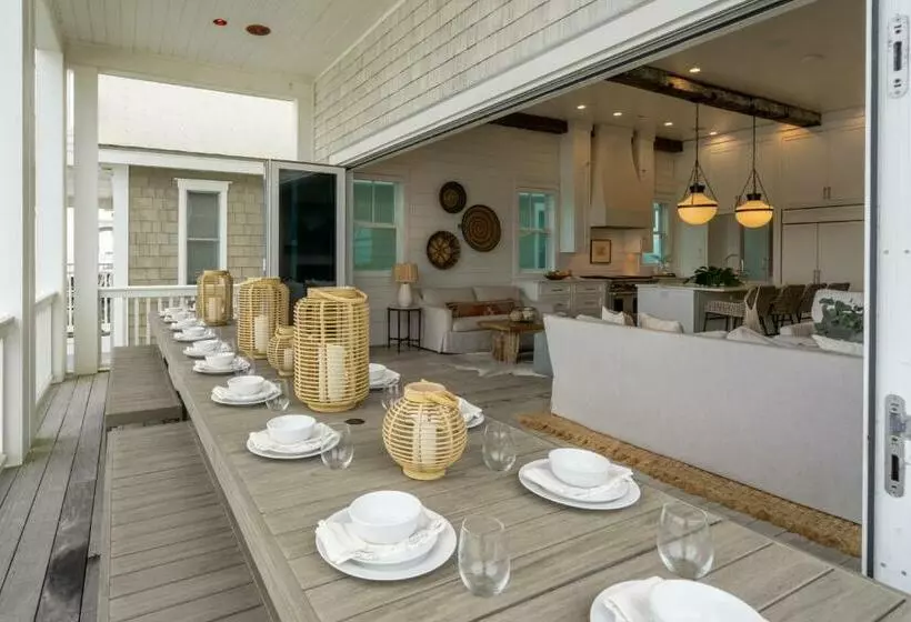 Marlin By Avantstay Beachfront Mansion W 10 Bdrs Multiple Living Spaces Kitchens
