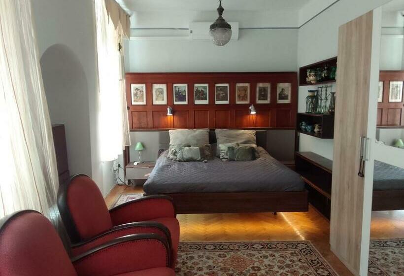 Parkside Large Modern Garden View Apartment