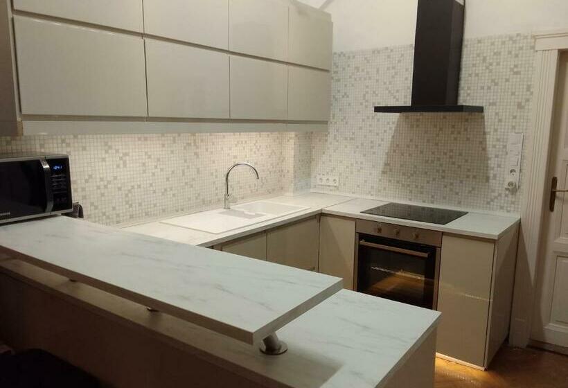 Parkside Large Modern Garden View Apartment