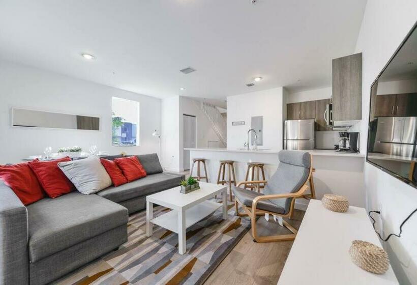 Amazing Town House 15 Min From The Beach Wfree Parking