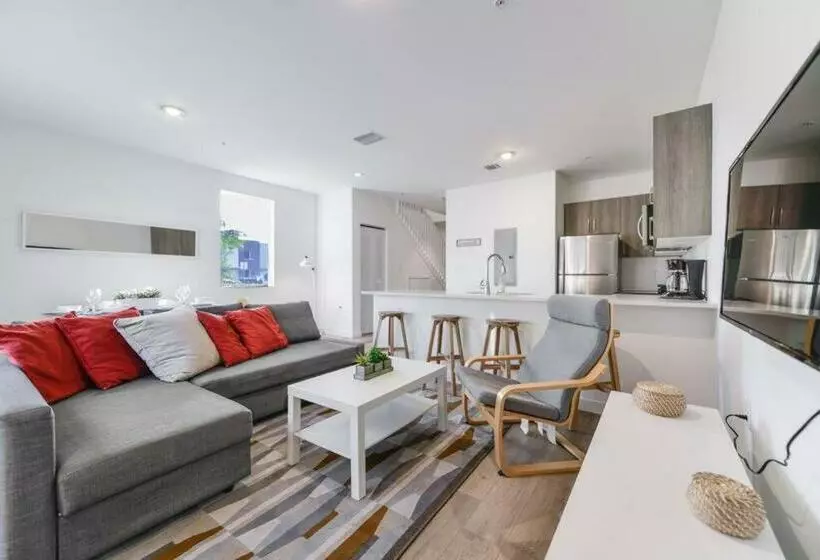 Amazing Town House 15 Min From The Beach Wfree Parking
