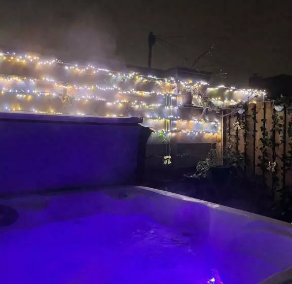 Honeysuckle Cottage & Whinfell Studio