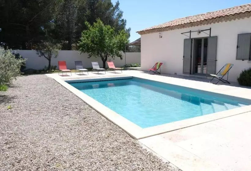 Charming Vacation Rental With Heated Pool At The Foot Of The Alpilles, In Aureille, Close To The Cen