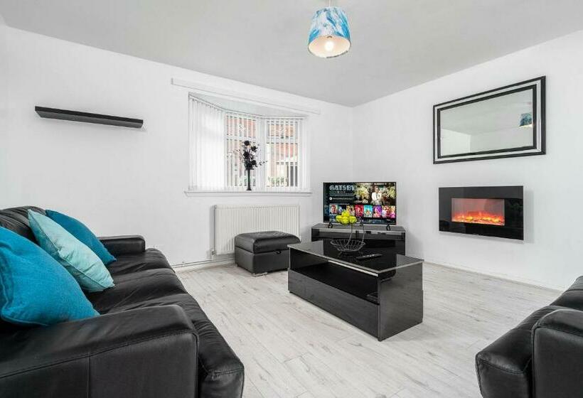 Modern 4 Bedroom Home Ideal For Contractors, Groups And Families ,free Parking For Multiple Vehicle