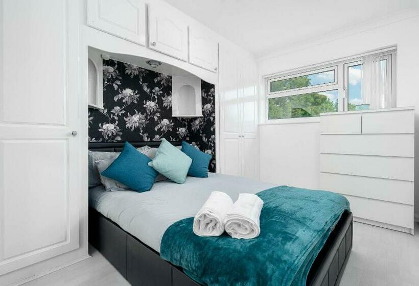 Modern 4 Bedroom Home Ideal For Contractors, Groups And Families ,free Parking For Multiple Vehicle