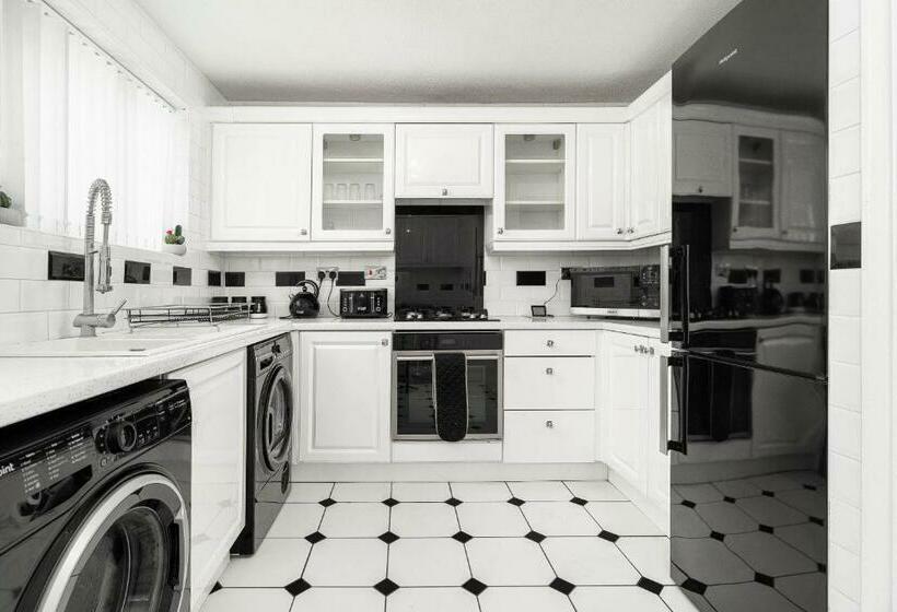 Modern 4 Bedroom Home Ideal For Contractors, Groups And Families ,free Parking For Multiple Vehicle